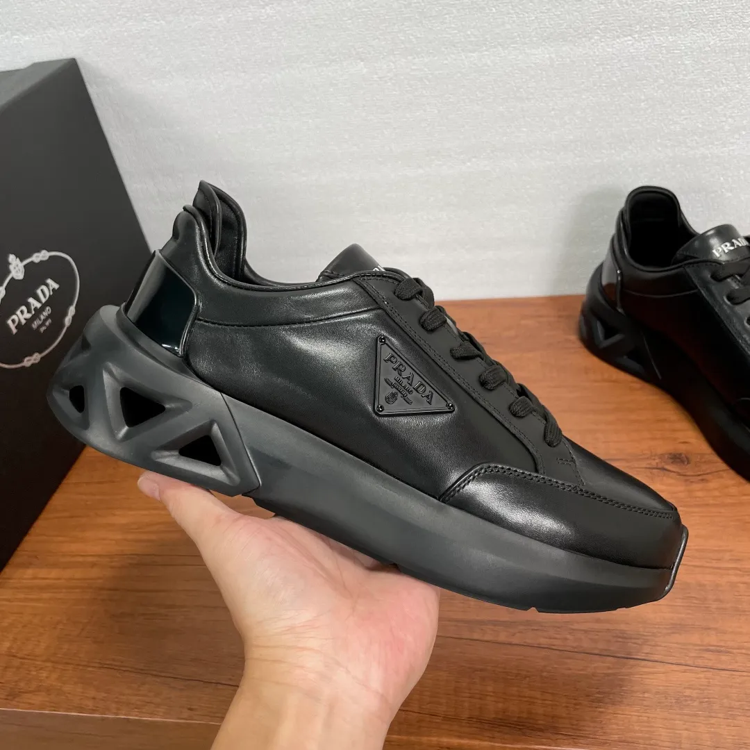 💰780 Code: YS003645 Prada/Prada men's new leather sneakers. This leather sneaker presents a modern version, reinterpreting the brand's archive style with clean lines and smooth details. The shoes are made of imported calf leather, which is fine, soft and resistant to creases. It is decorated with a triangular metal logo on the outside, bright TPU decoration on the heel, and a longer and padded inner heel design, making it more comfortable to wear. The tongue is decorated with a silk-screen logo, and is paired with a hollow rubber sole on the heel. The full cowhide lining comes standard with logo cowhide feet, making the upper foot more comfortable, versatile and durable! Comes with full original packaging! Code number: 39-40-41-42-43-44 Standard leather shoe size (45 can be customized and returns are not supported) Item number: 2EE918 leather black